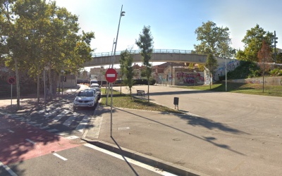 El pont que servia per creuar les vies del tren a Can Feu | Google Maps